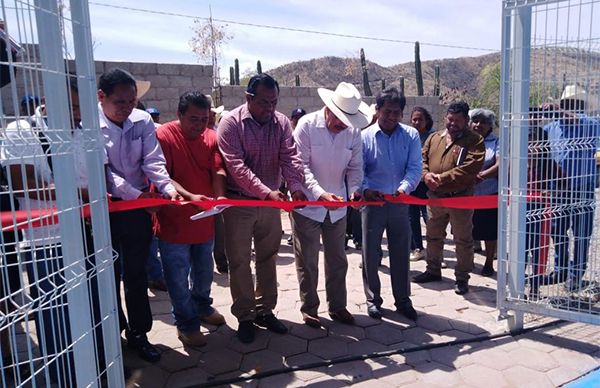 Inaugura Antorcha cancha deportiva en Xayacatlán