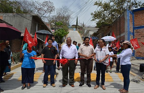 Inaugura Antorcha pavimentaciones en Izúcar