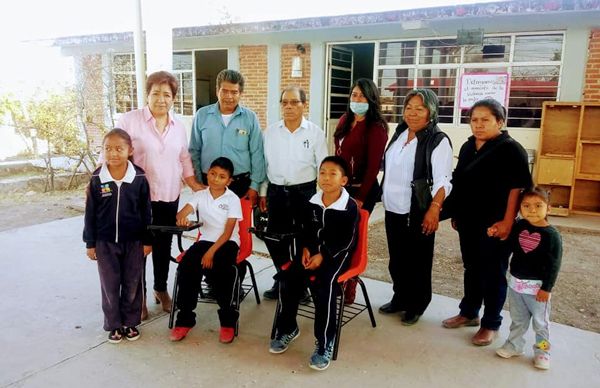 Entrega alcaldesa de Tepexi mobiliario a primaria