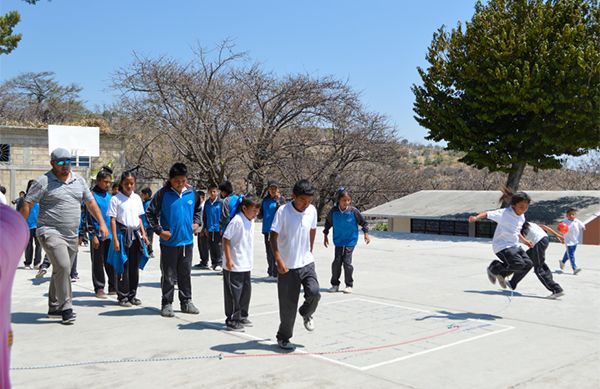 Estudiantes de Ahuatzingo realizan actividades físicas a pleno rayo de sol