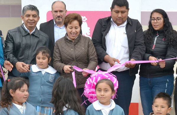 Benefician con obras escolares al poblado de ávila Camacho 