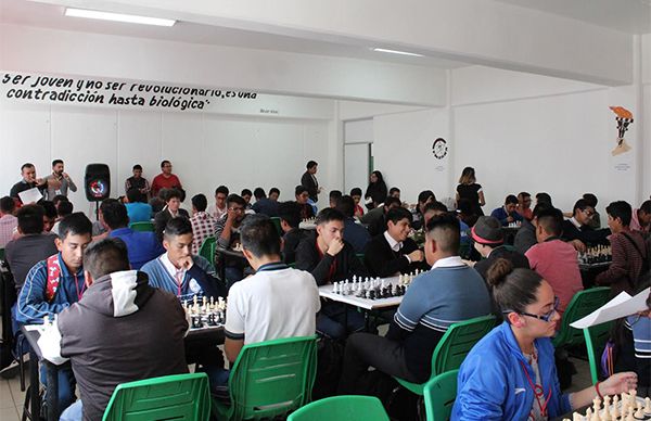 Ajedrecistas fortalecen su práctica deportiva en torneo antorchista