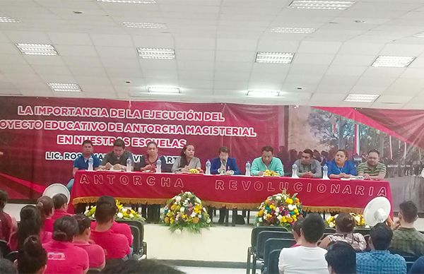 Imparten conferencia a profesores de la mixteca