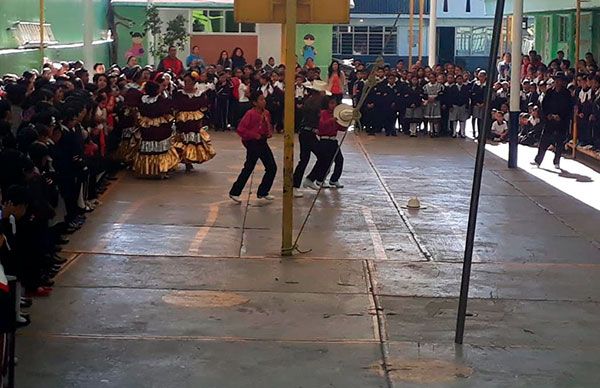Antorcha gestionó aula y sanitarios en escuela de la cabecera municipal de Los Reyes
