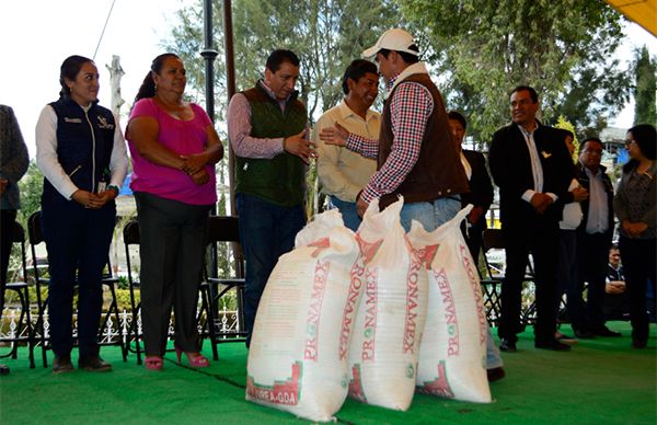 Entregan fertilizante subsidiado a agricultores de Xalatlaco