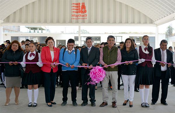 Reconocen padres de familia obras para la educación en Ixtapaluca