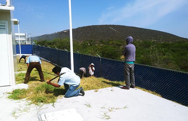 Limpian áreas verdes en Centro de salud de Atexcal