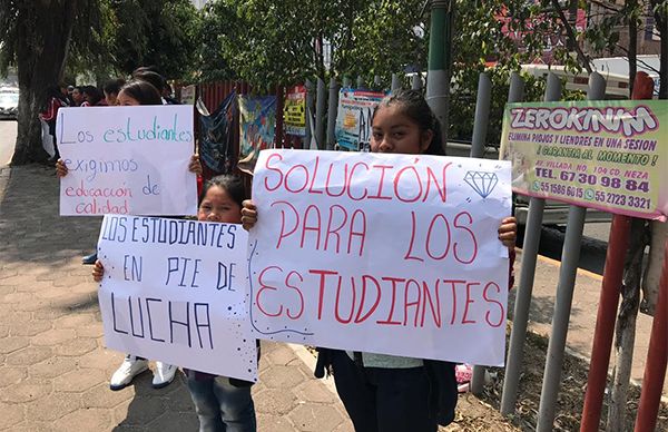 Doña Feliciana Medina ignora a estudiantes de La Paz 