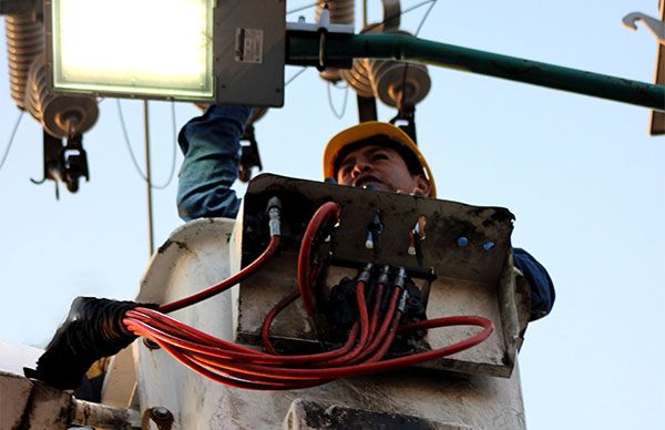 Refuerzan trabajos de electrificación en el Ejido Santa María