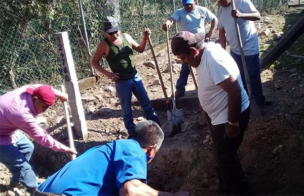 Antorchistas de Minatitlán logran agua para su colonia