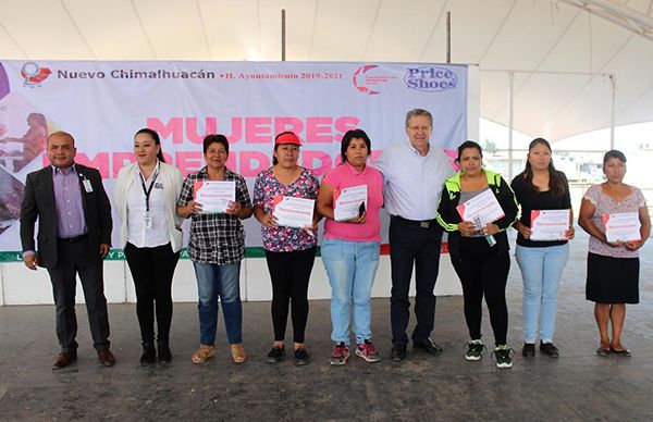 Entregan apoyos a mujeres emprendedoras