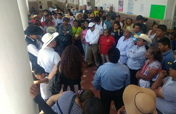 Pide Antorcha solucionar demandas educativas en Acatlán 