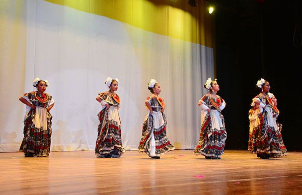 En Ixtapaluca, presentan exhibición dancística con motivo del Día Internacional de Danza