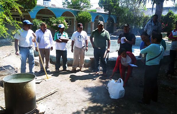 Capacita ayuntamiento de Atexcal para producir insecticida orgánico