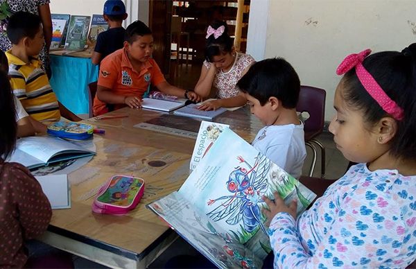 Invita alcaldesa de Tepexi a visitar biblioteca municipal