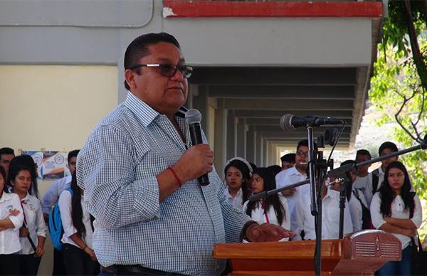 Apoya Nibardo Hernández a escuela de la mixteca