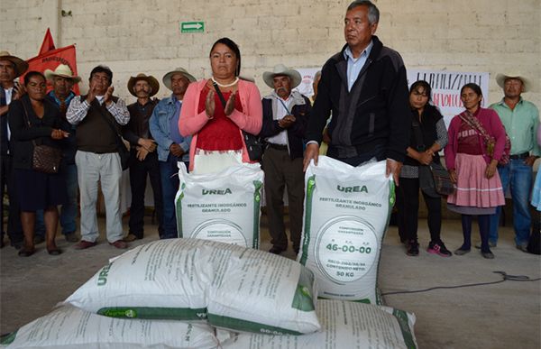 Antorcha entrega fertilizante subsidiado a campesinos de San Felipe del Progreso
