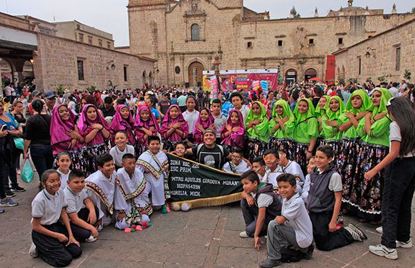 Desfilan alumnos de escuela antorchista en el 6to Festival Infantil del Folklore Nacional de Morelia