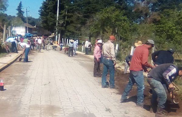 Realizan habitantes embalastramiento de calles en Mesa de Capulines