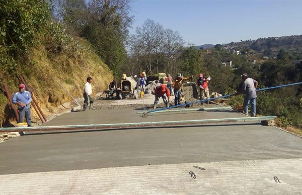 Pavimentan calle en Chignautla gracias a Antorcha