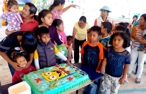 Lleva Antorcha alegría a niños