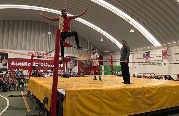 Exitosa exhibición de boxeo y lucha libre en la colonia Atlazalpa