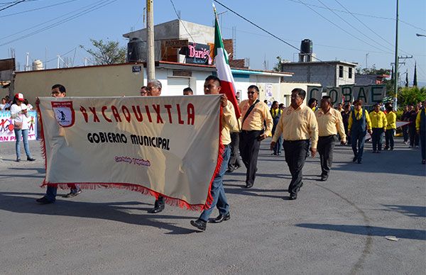 Participan escuelas de Ixcaquixtla en desfile del 5 de mayo