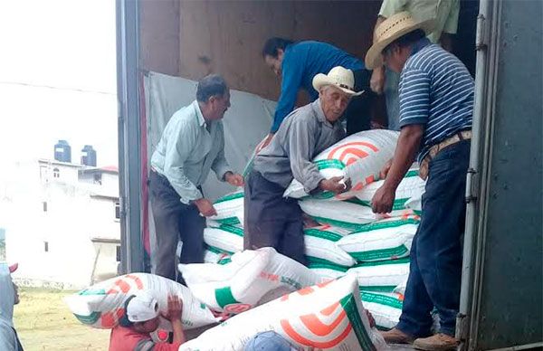 Campesinos afiliados a Antorcha obtienen fertilizante subsidiado
