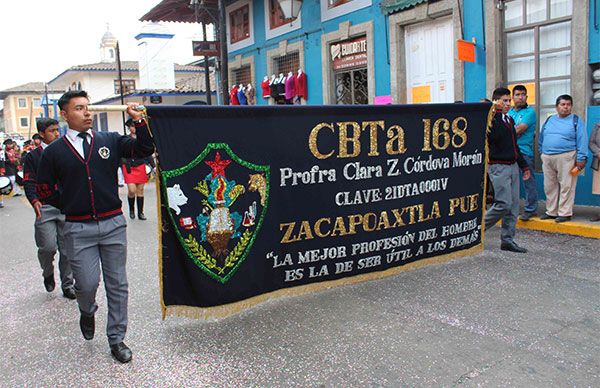 Encabeza CBTa No.168 de Zacapoaxtla desfile de 5 de mayo