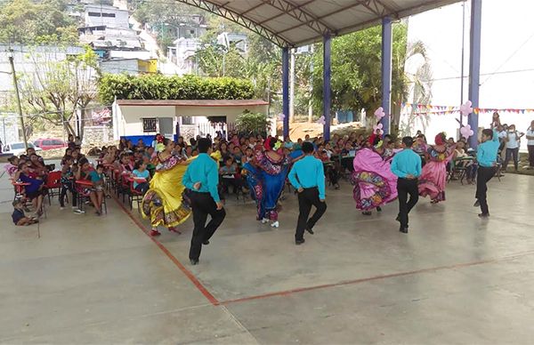 Celebran a las madres en el Cecyt 10 de Simojovel