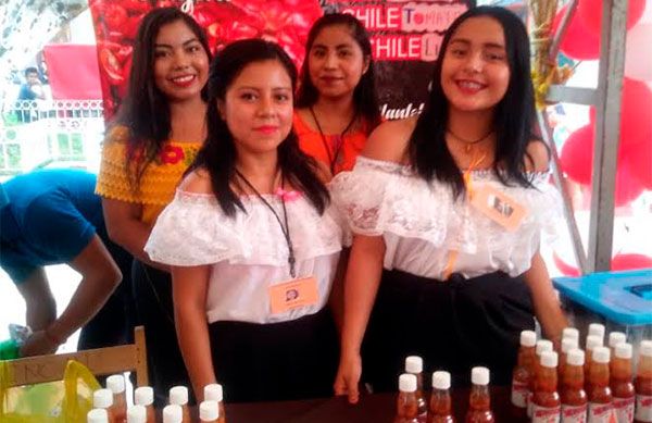 Amena y concurrida expo venta realiza CECyT 10 de Simojovel