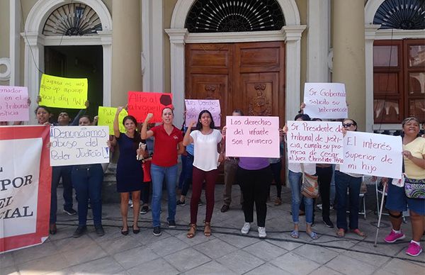 Antorchistas se solidarizan con maestra, víctima de injusticias 