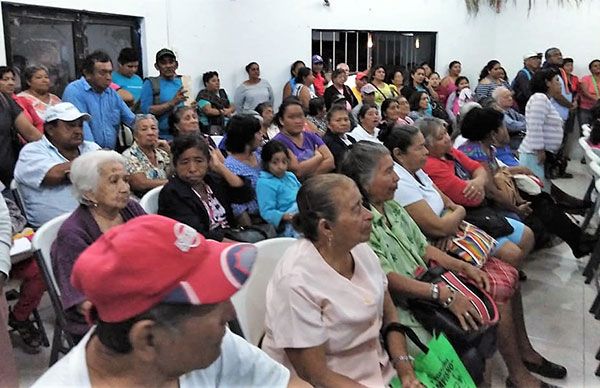 Antorchistas de la tercera edad reciben apoyos