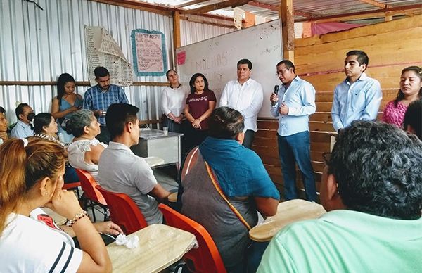 Entrega alcalde mobiliario a bachillerato de la colonia Plan de Ayala