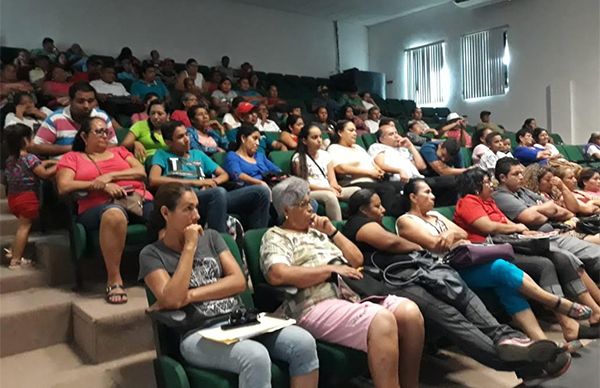 Antorchistas de Manzanillo asisten a conferencia de fin de mes 