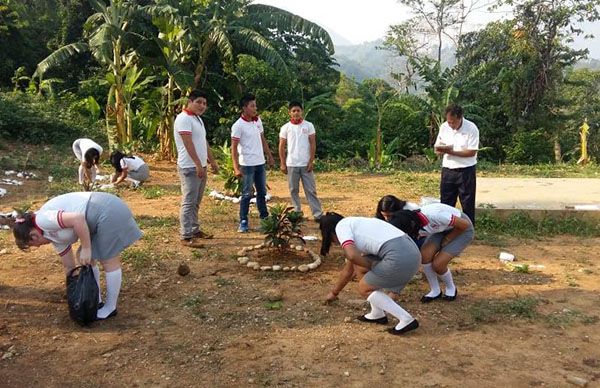 Estudiantes realizan faena en Emsad Núm.65