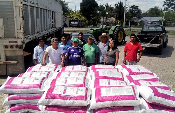 Productores agrícolas se benefician con fertilizante