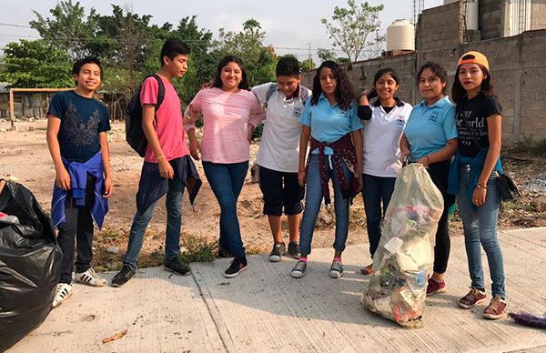 Estudiantes al cuidado del medio ambiente