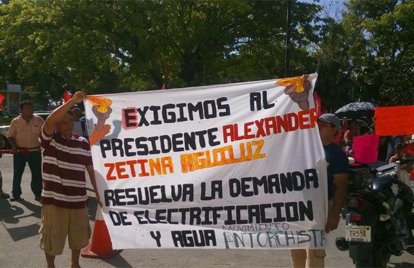 Antorchistas de comunidades de Bacalar se plantan frente al Palacio municipal