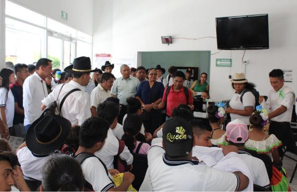 Estudiantes y maestros marchan para pedir becas del Gobierno Federal