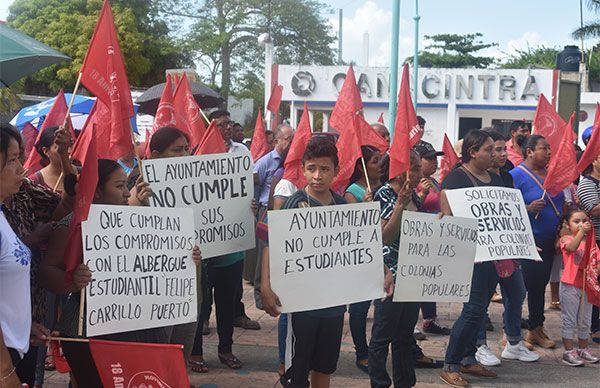 Ante la falta de soluciones, nuevamente se manifiestan antorchistas frente al Palacio Municipal