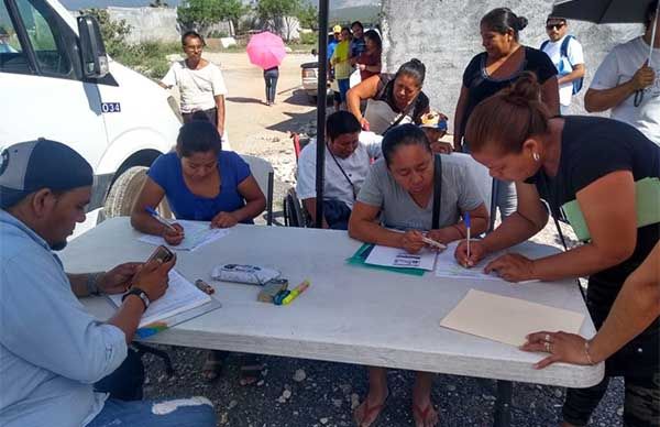 Fruto de la lucha organizada, antorchistas obtienen contratos de agua potable