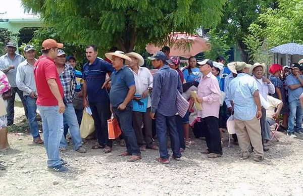 Logra Antorcha fertilizante y maíz para campesinos de Coyuca de Catalán