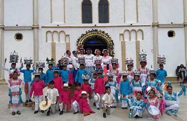 Grupo antorchista engalana fiesta religiosa en Zapotitlán Tablas