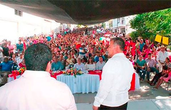 Antorchistas de la colonia Gutiérrez de Lara, preparados para el festejo del 45 Aniversario