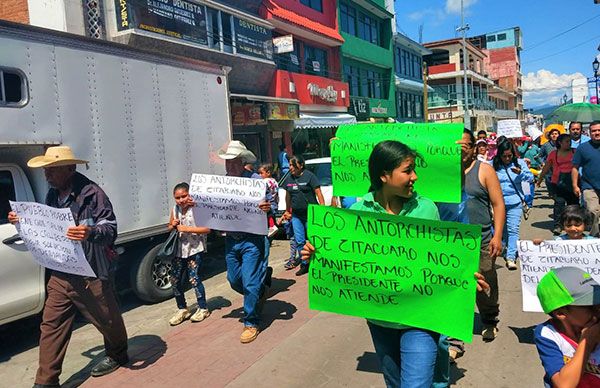 En la ciudad de Zitácuaro, antorchistas solicitan atención a sus demandas