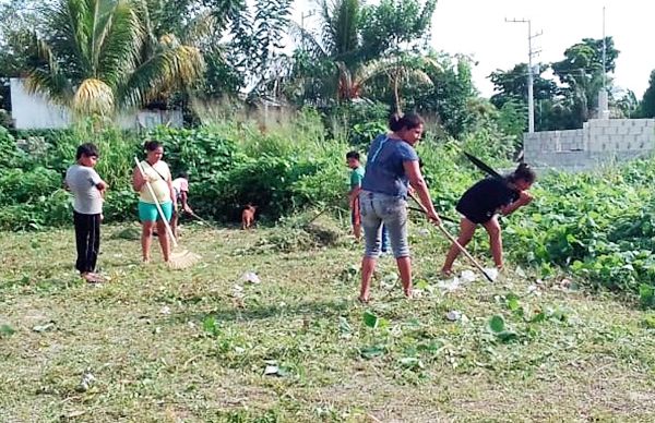 Jóvenes antorchistas limpian campo deportivo