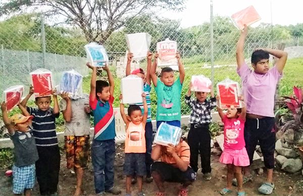 Entrega Antorcha útiles escolares a niños de escasos recursos 