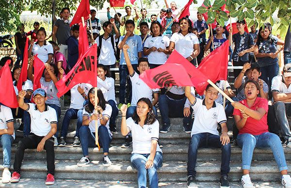 Jóvenes conscientes de la lucha organizada preparan banderas