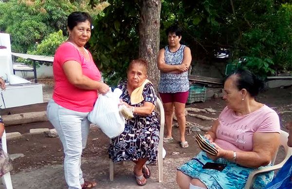 Familias de escasos recursos se benefician con despensas 